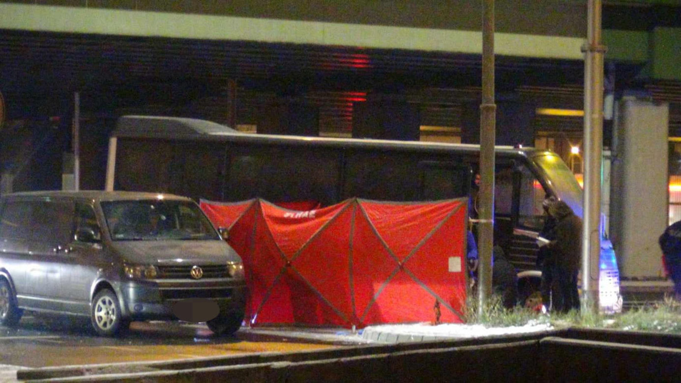 Horror na Puławskiej. Kierowca zatrzymał autokar na środku drogi. Jeden z pasażerów zmarł podczas jazdy