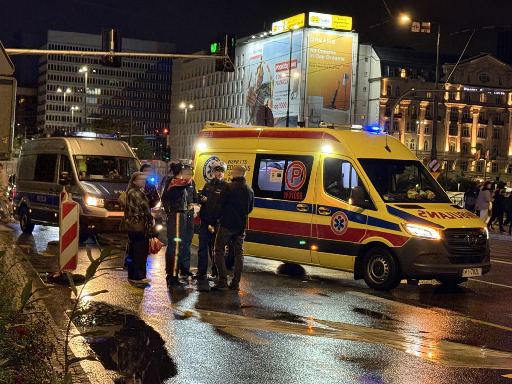 Pijany zmiótł kobietę na pasach i uciekł. Nocny dramat w sercu Warszawy
