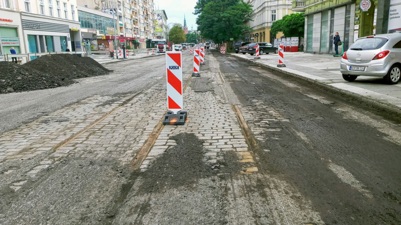 Tory tramwajowe na al. Wojska Polskiego przetrwały pół wieku pod asfaltem