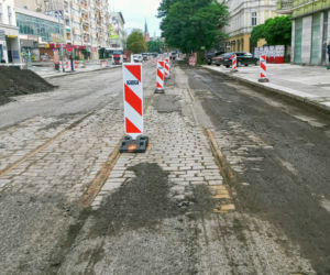 Tory tramwajowe na al. Wojska Polskiego przetrwały pół wieku pod asfaltem