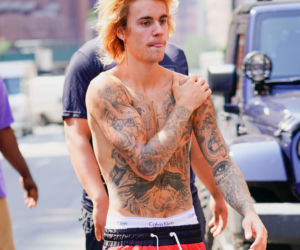 Justin Bieber bez koszulki. Znów pokazał na ulicy Nowego Jorku klatę... i tatuaże