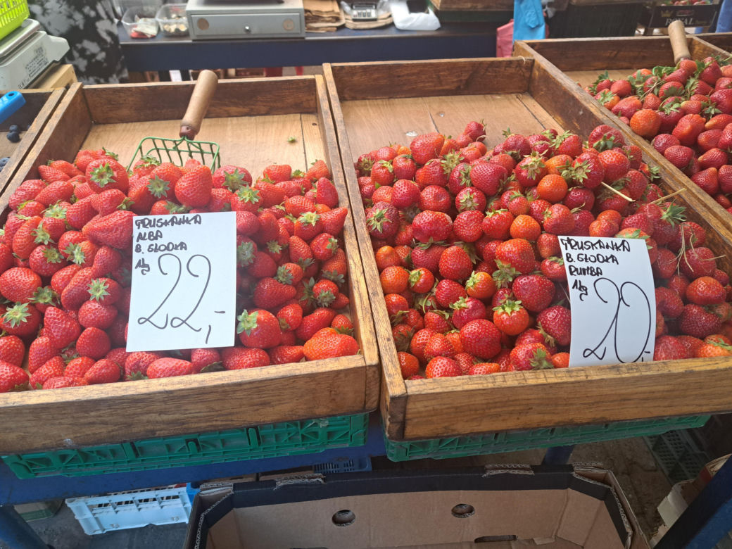 Ceny truskawek na Starym Kleparzu w Krakowie