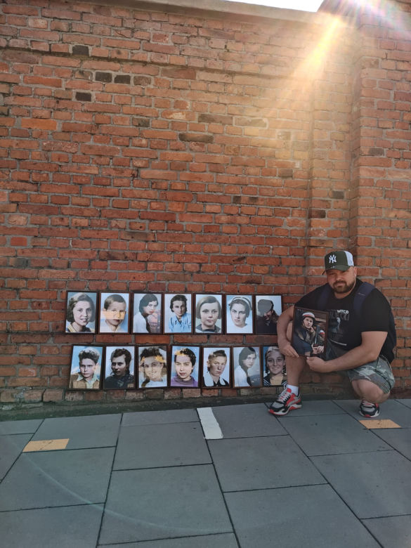 Kolorowe portrety powstańców warszawskich na ich nagrobkach