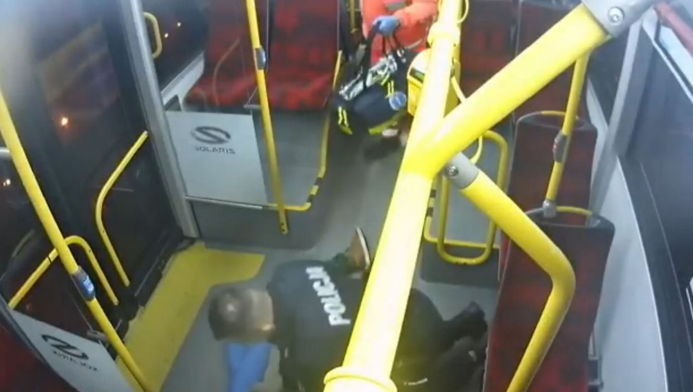 Dramatyczna akcja policji, w autobusie reanimowali mężczyznę
