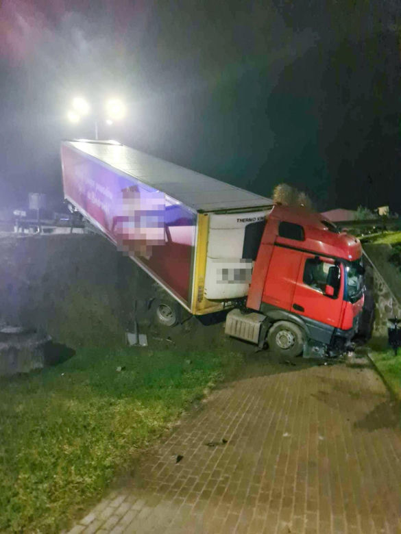 Ciężarówka wjechała do tunelu. Na rondzie kierowcy zakręciło się w głowie