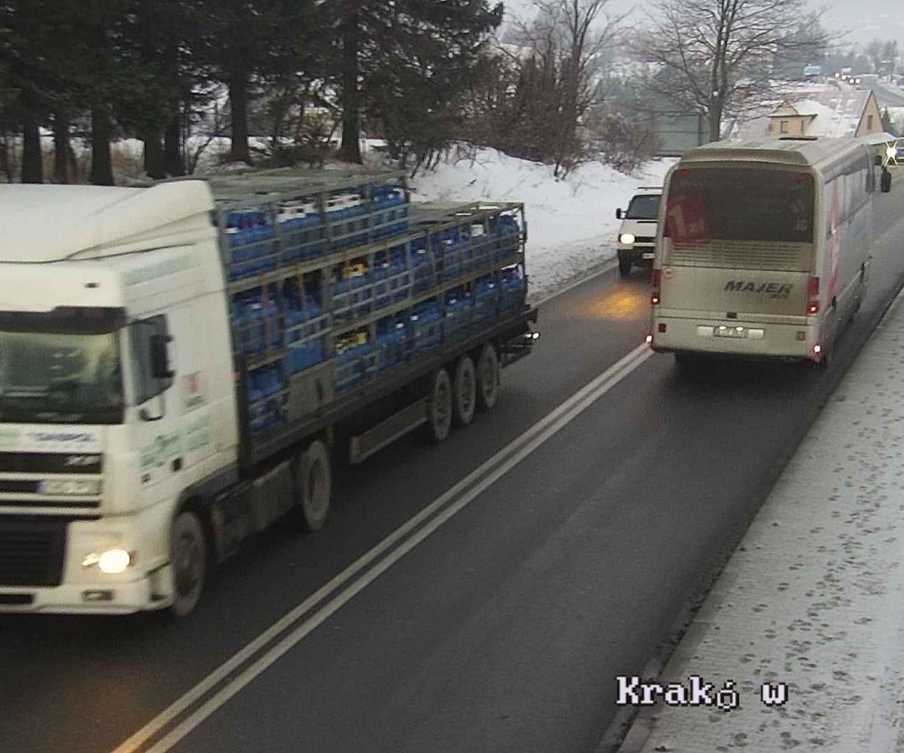 Groźny karambol na zakopiance. Zderzyły się dwa busy i trzy samochody