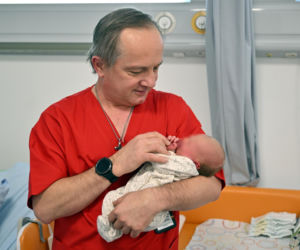 To pierwszy położny w Polsce! Odebrał poród własnego wnuka