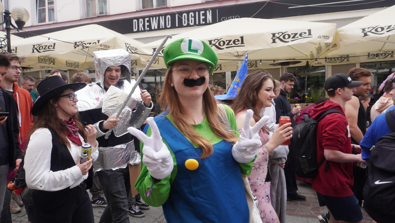 Kortowiada 2024. Parada Wydziałów przeszła ulicami miasta. Studenci tłumnie wzięli udział w imprezie