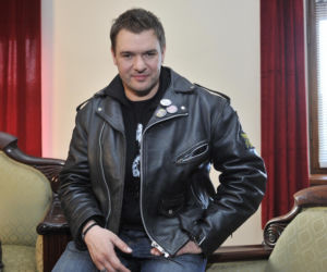 Tomasz Karolak na archiwalnych zdjęciach. Tak wyglądał na początku kariery