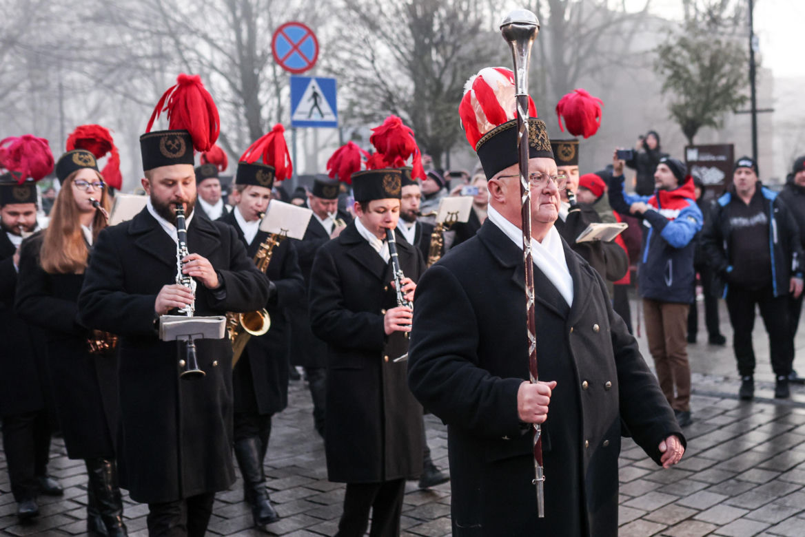 Barbórka 2025. Pobudka górnicza na Nikiszowcu w wykonaniu Orkiestry Wieczorek