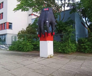 Gigantyczny zegarek na rękę w Hansaviertel