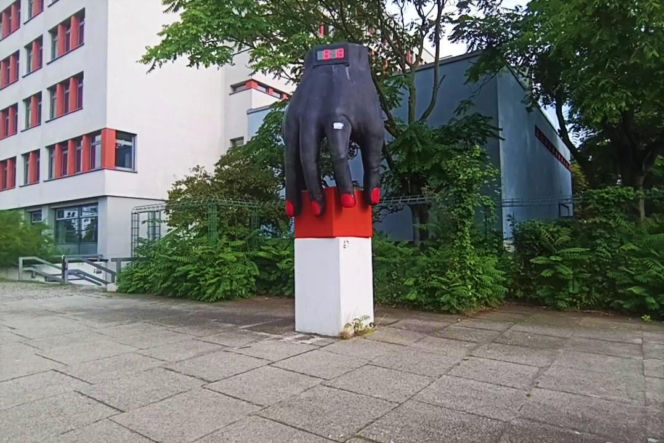 Gigantyczny zegarek na rękę w Hansaviertel