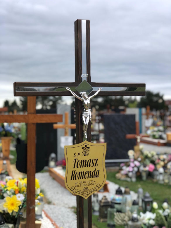 Tajemniczy napis na wieńcu. „Było nas siedmioro...”