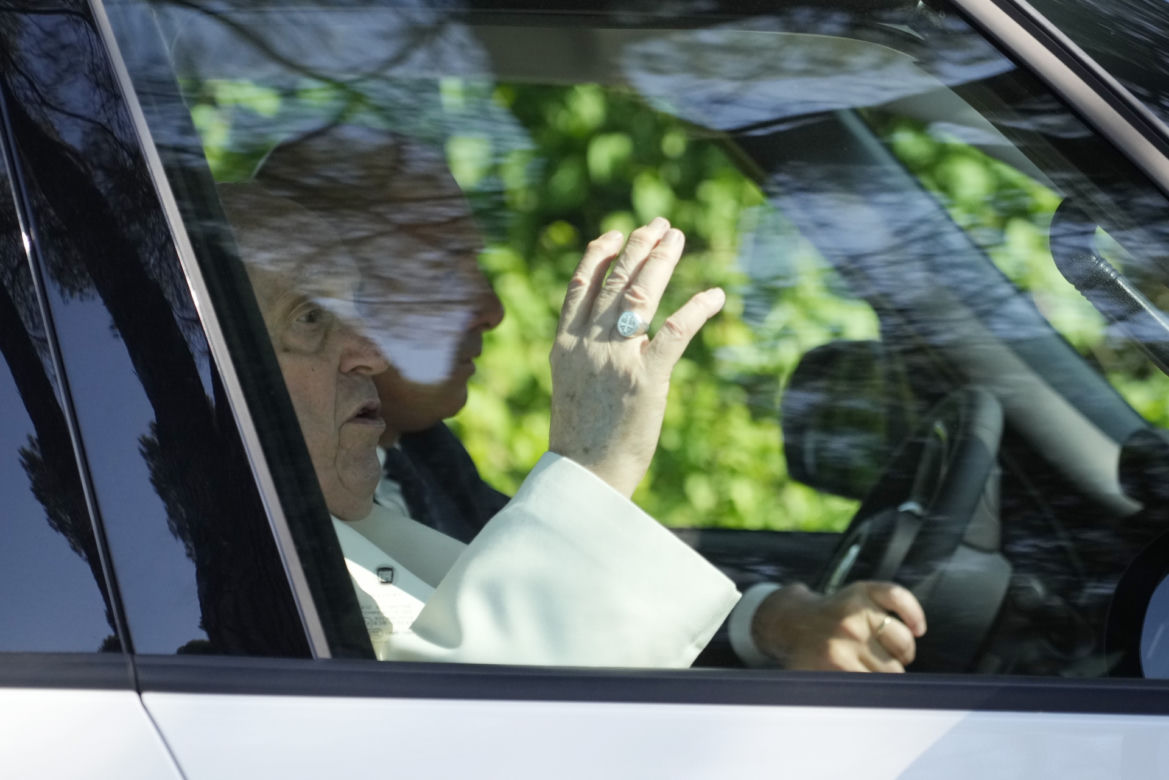 Papież obmył stopy młodocianym przestępcom. Wśród "Apostołek" były dziewczęta