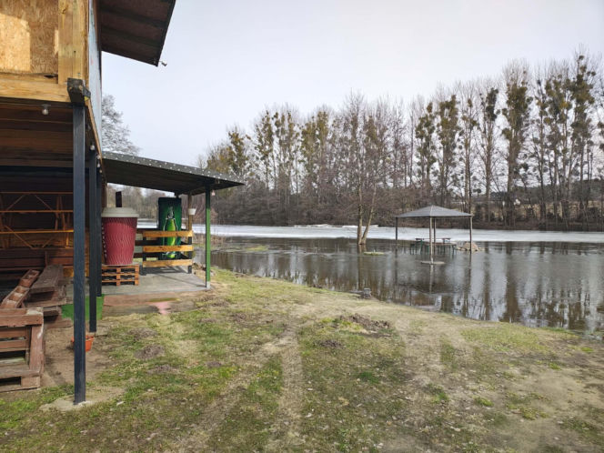 Przekroczenie poziomu alarmowego na Wkrze - sytuacja w piątek