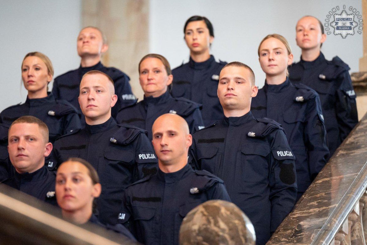 Nowi policjanci zasilili szeregi śląskiej policji! Wśród nich osiem policjantek