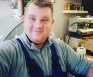Co się stało z twarzą kierownika budowy z Nasz nowy dom?