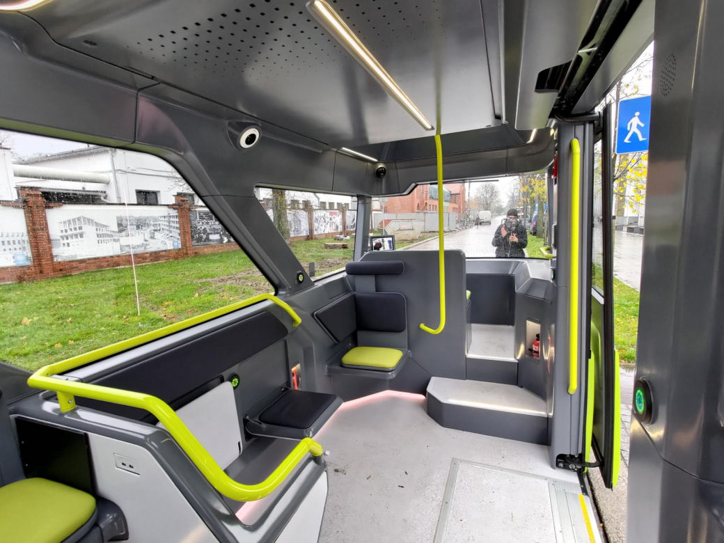 Bus bez kierowcy wozi ludzi