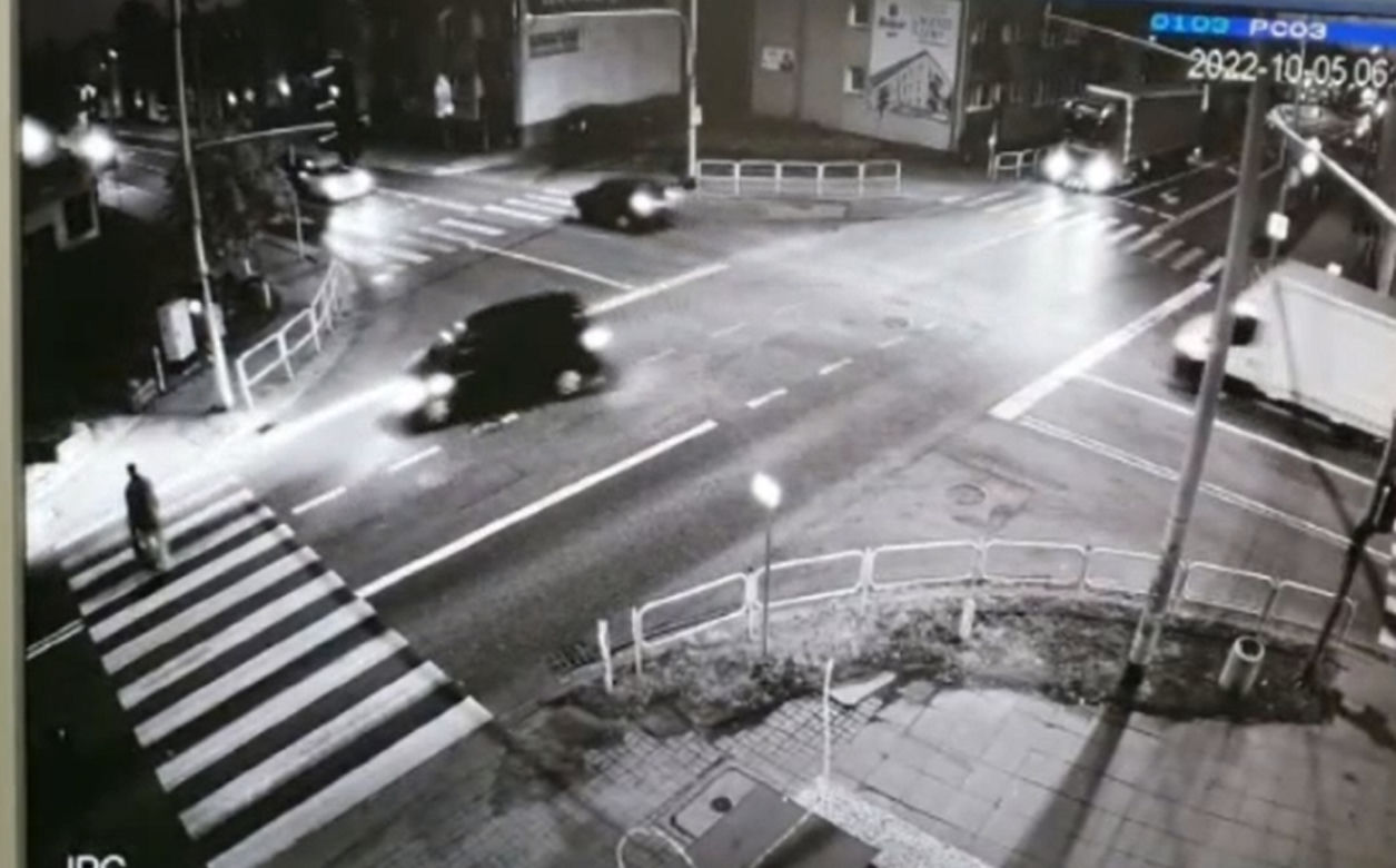 Fatalny wypadek na przejściu w Makowie Mazowieckim! Kierowca opla nie widział pieszego? 