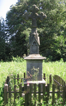 Przy drodze do Łagowa, wzrok przyciąga murowany pomnik-krzyż z 1840 roku. Kryje on w sobie bardzo osobistą historię