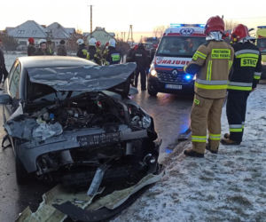 STRASZNY wypadek w Wolborzu. W czołowym zderzeniu autobusu z osobówką RANNE 3 OSOBY!