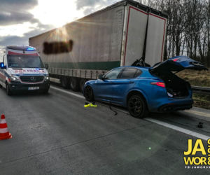 Alfa romeo wbiła się w ciężarówkę. Szokujące wypadek na A4 