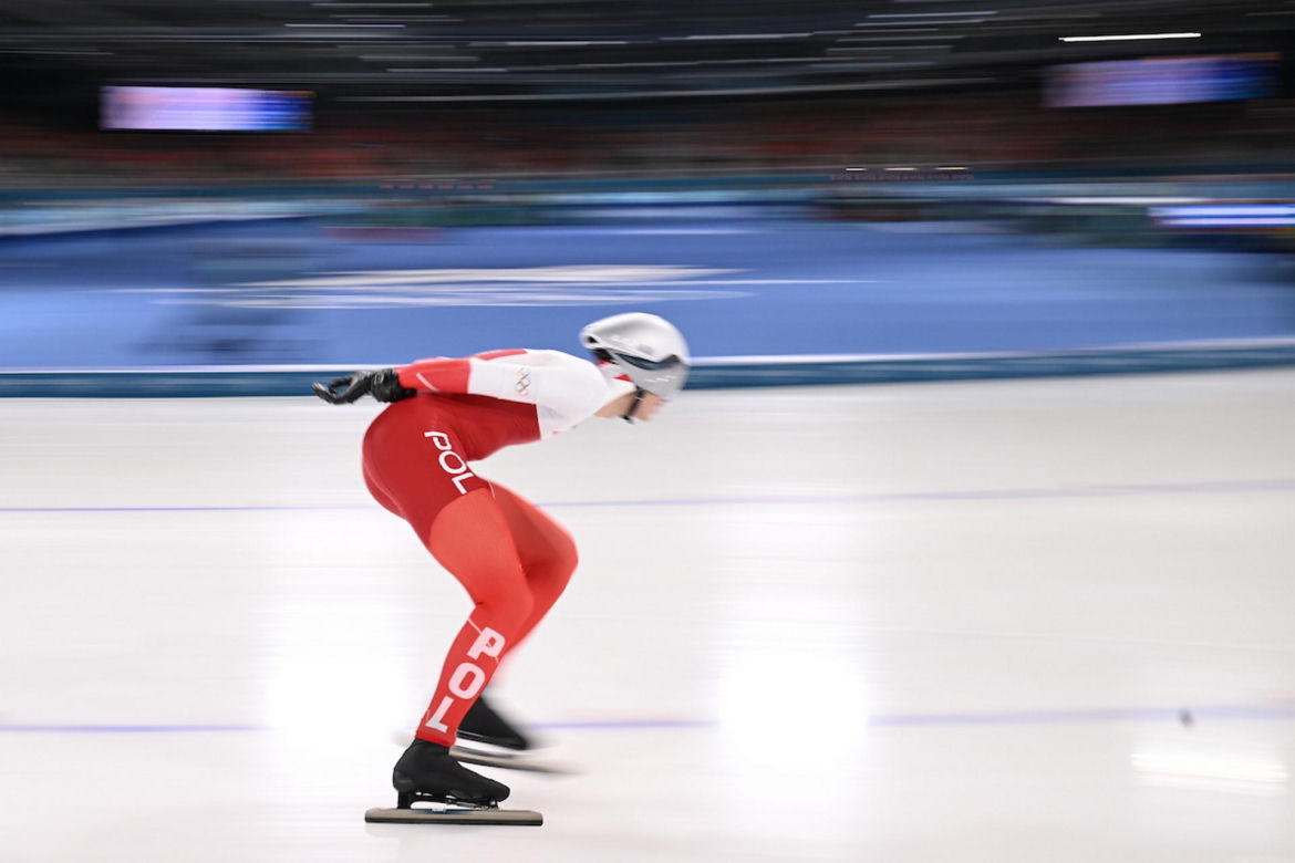 Panczenista Władimir Siemirunnij po biegu na 10 km, który dał mu srebrny medal olimpijski