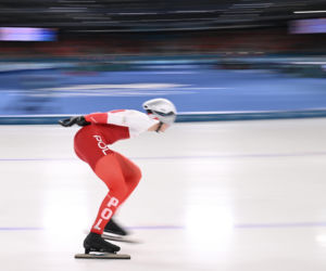 Panczenista Władimir Siemirunnij po biegu na 10 km, który dał mu srebrny medal olimpijski
