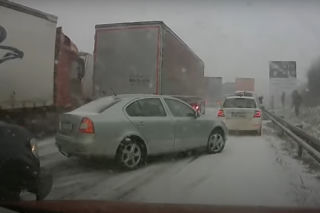 Ciężarówki miażdżą auta osobowe - zobaczcie nagranie z karambolu [WIDEO]