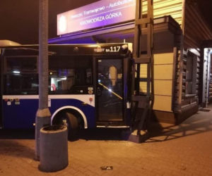 Kraków: Poranna kolizja dwóch autobusów linii 137 na pętli Krowodrza Górka. Uszkodzona została sieć trakcyjna [ZDJĘCIA]