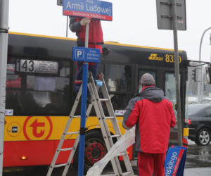 Dekomunizacja Warszawy. Zdejmowanie tablicy z Aleją Lecha Kaczyńskiego, zakładanie na powrót Armii Ludowej.