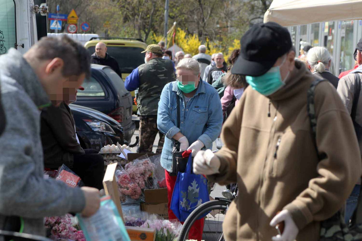 Tłok na bazarach. Warszawiacy robią zakupy mimo koronawirusa