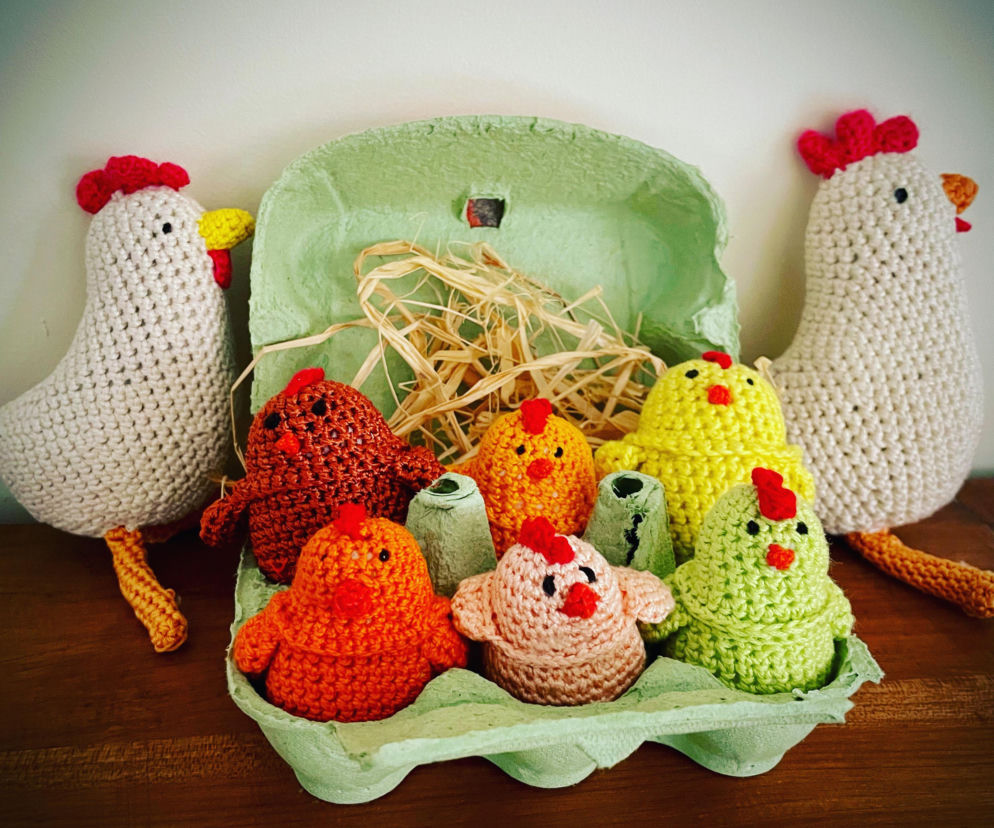 Ozdoby wielkanocne na szydełku – proste wzory na jajka, zajączki i koszyczki