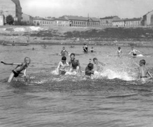 Dzieci bawiące sie w wodzie. Kraków 1929. Plaża nad Wisłą