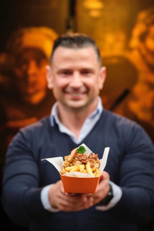 Kris Florek nakarmił bezdomnych frytkami i bigosem!