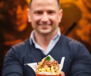 Kris Florek nakarmił bezdomnych frytkami i bigosem!