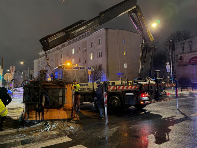Odśnieżanie zakończone chaosem. Posypywarka runęła na skrzyżowanie
