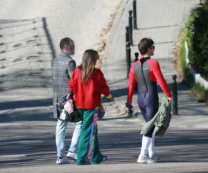 Maciej Musiał nad morzem z deską