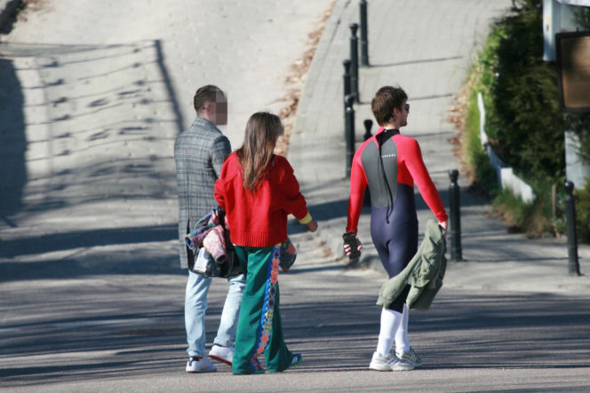 Maciej Musiał nad morzem z deską