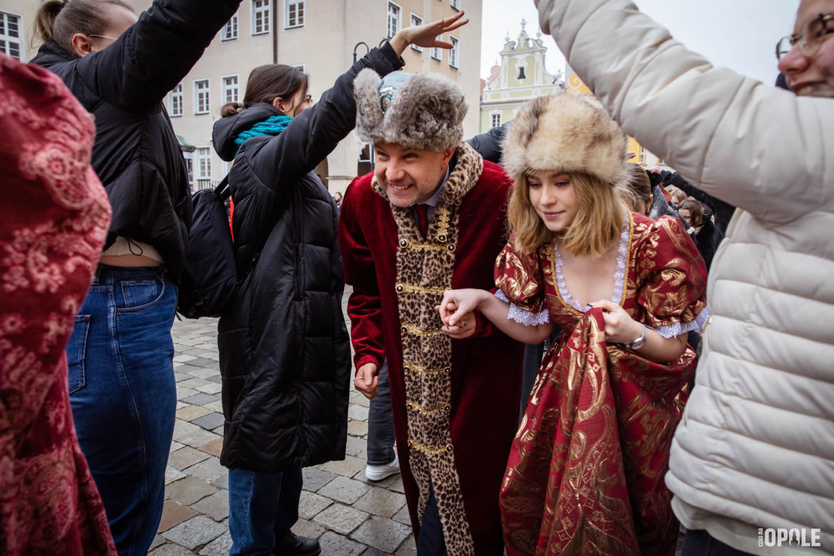Maturzyści tańczą poloneza na Rynku w Opolu