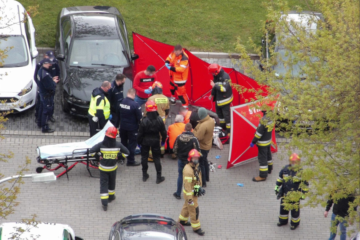 Zakrwawiony mężczyzna napadł na policjantów 