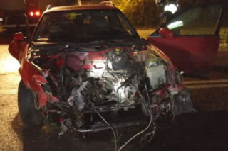 PIJAK w Audi mocno się PRZELICZYŁ! Manewr wyprzedzania zakończył strzałem w DRZEWO [ZDJĘCIA]