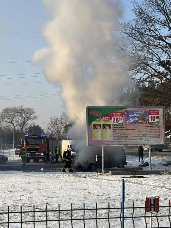 Bohaterska reakcja w czasie pożaru auta pod sklepem! Klient nie wahał się ani chwili