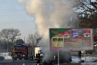 Bohaterska reakcja w czasie pożaru auta pod sklepem! Klient nie wahał się ani chwili