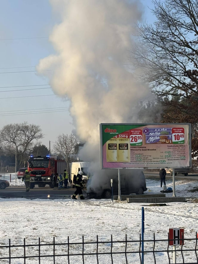 Bohaterska reakcja w czasie pożaru auta pod sklepem! Klient nie wahał się ani chwili