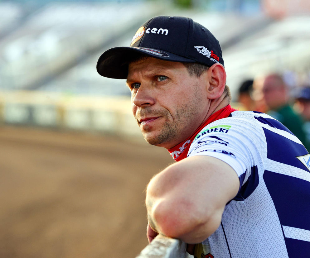 Janusz Kołodziej w czapce z daszkiem patrzy w dal na stadionie. O końcu kariery mistrza przeczytasz na SE Supersport.