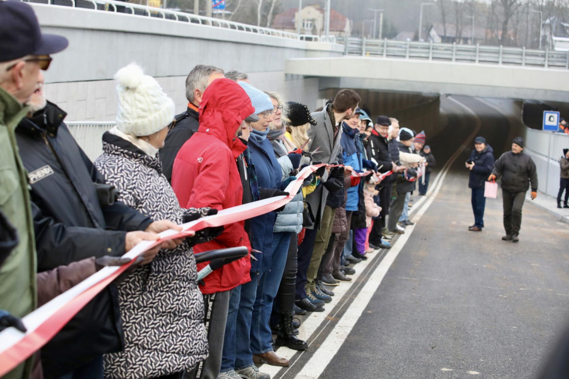 Oblali nowy tunel szampanem! Wyśmienite humory urzędników w Sulejówku 