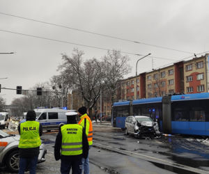 Tragiczny pościg we Wrocławiu. Auto z uprowadzonym mężczyzną wjechało w tramwaj