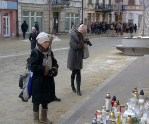Lublin: Flaga miasta opuszczona do połowy masztu. W południe wybrzmiała „Cisza”