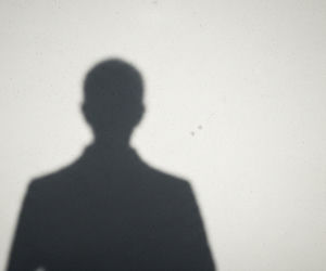 Mieszkańcy warszawskich Włoch w strachu. Tajemniczy mężczyzna zagląda nocą do okien